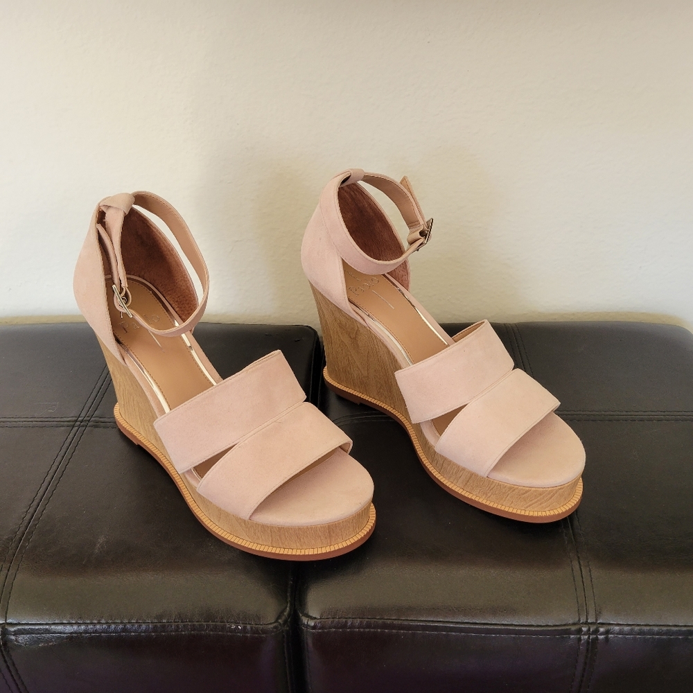 Linea Paolo Emma Wedge Sandals.Brand new size 9.5 beautiful BLUSH color